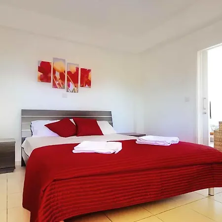 Beautiful 4 Bedroom Villa *